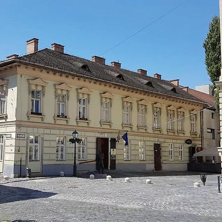 Stylish Historic Flat For 4 In Heart Of Oldbuda 布达佩斯 外观 照片