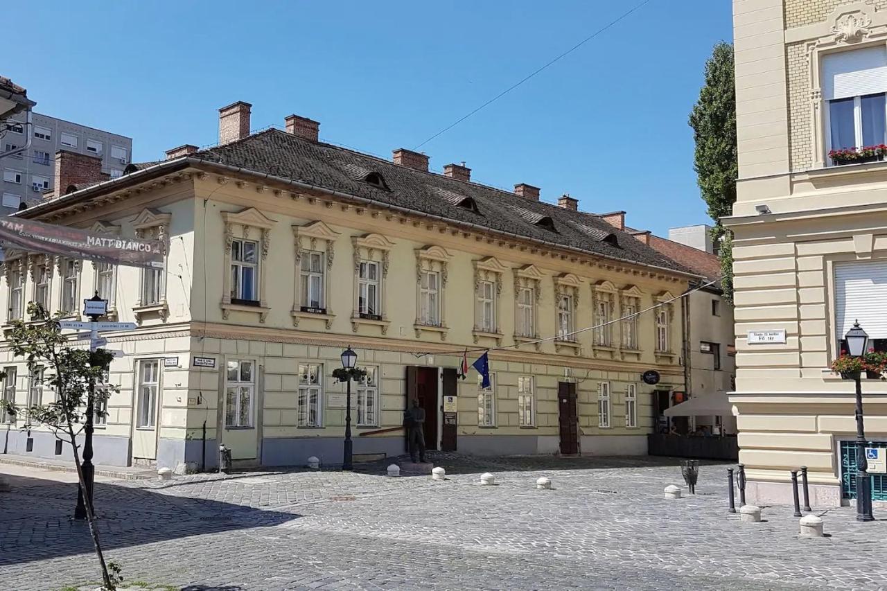Stylish Historic Flat For 4 In Heart Of Oldbuda 布达佩斯 外观 照片